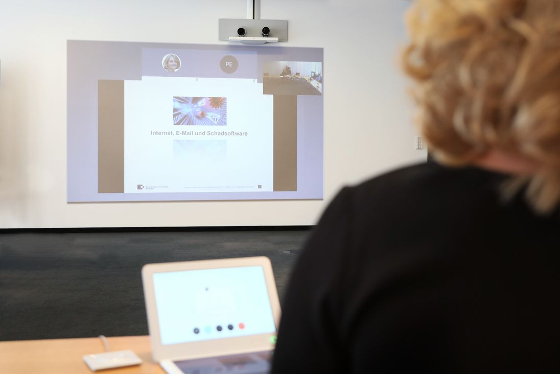 Das Foto zeigt eine Referentin vor einer Webcam